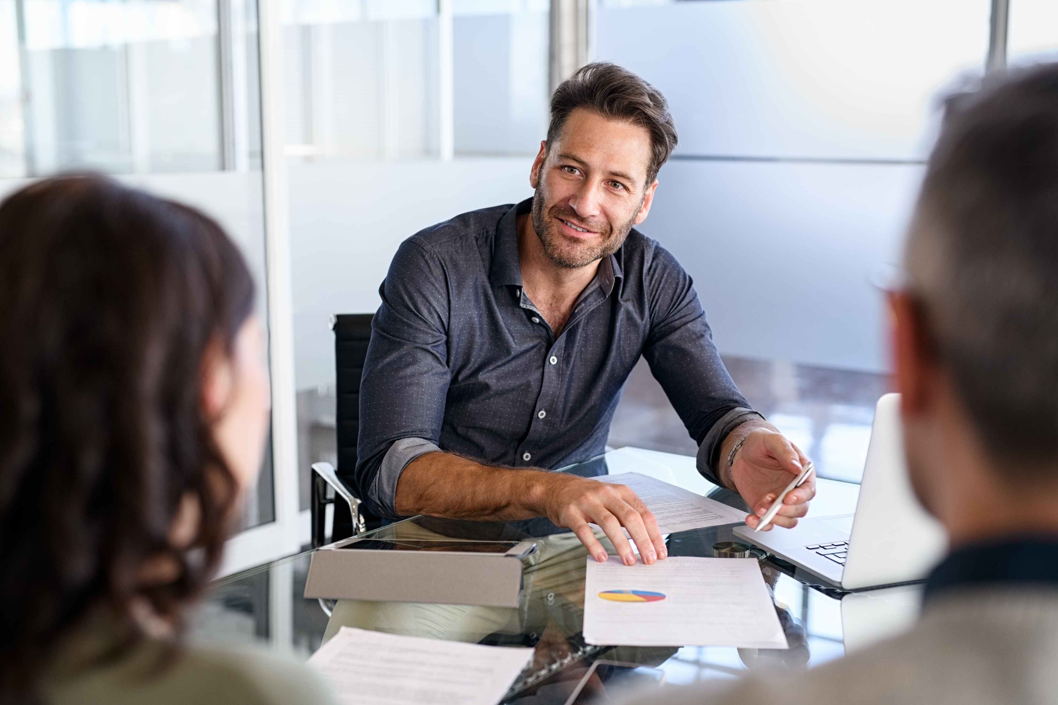 Consultation between a GLOBIT expert and client